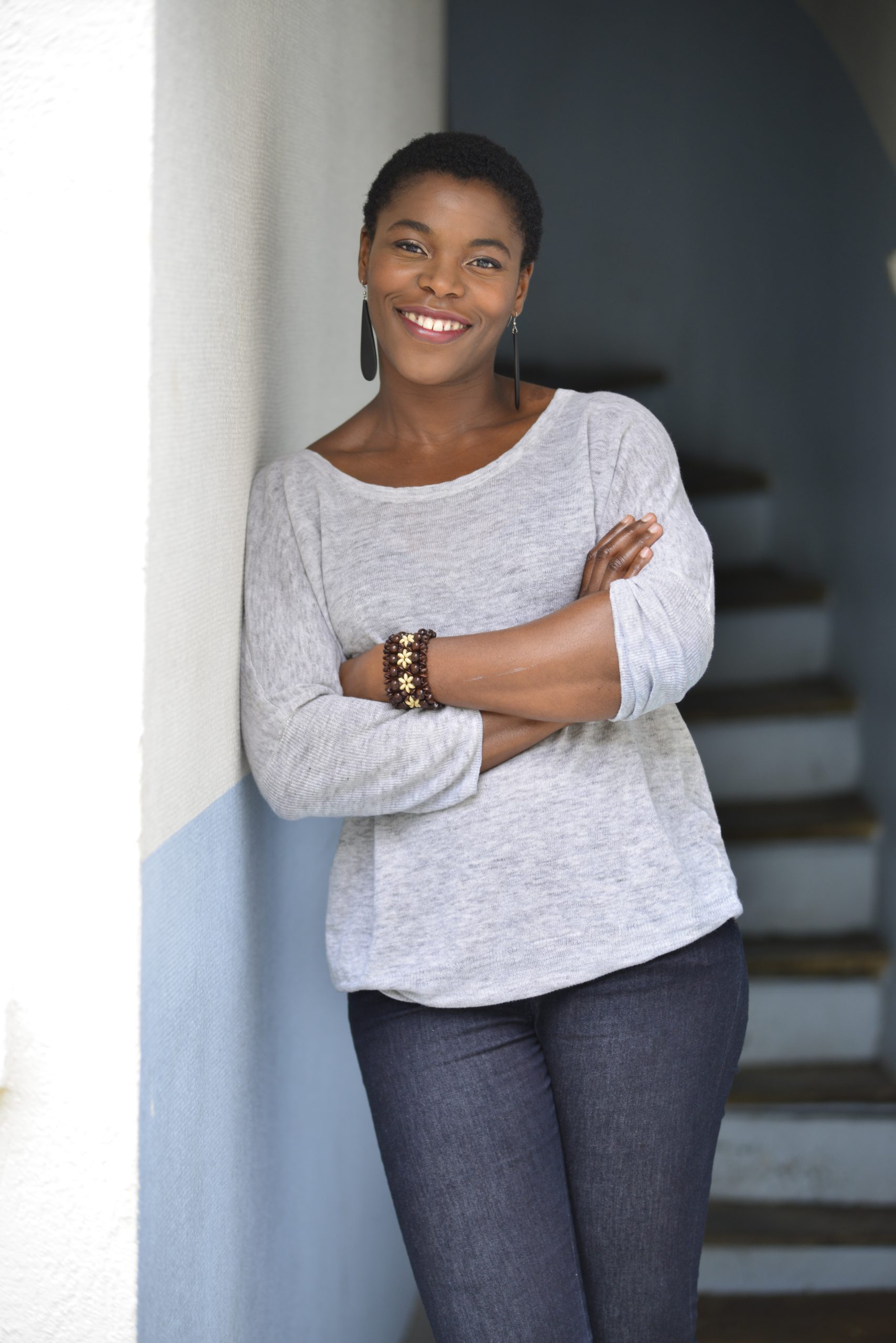 Latré Lawson, souriante, les bras croisés