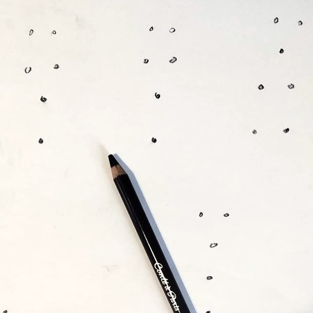 Signes du Fa tracés à la main au crayon pierre noire sur une feuille blanche